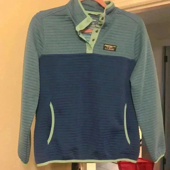 L.L. Bean women’s pullover with pockets. - Picture 1 of 7